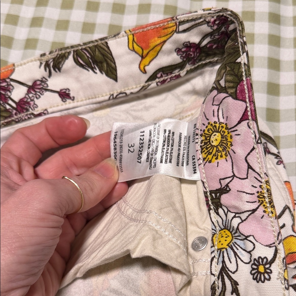 Wrangler White Floral Print Women's Jean Shorts with Yellow & Pink Blooms - Picture 2 of 3